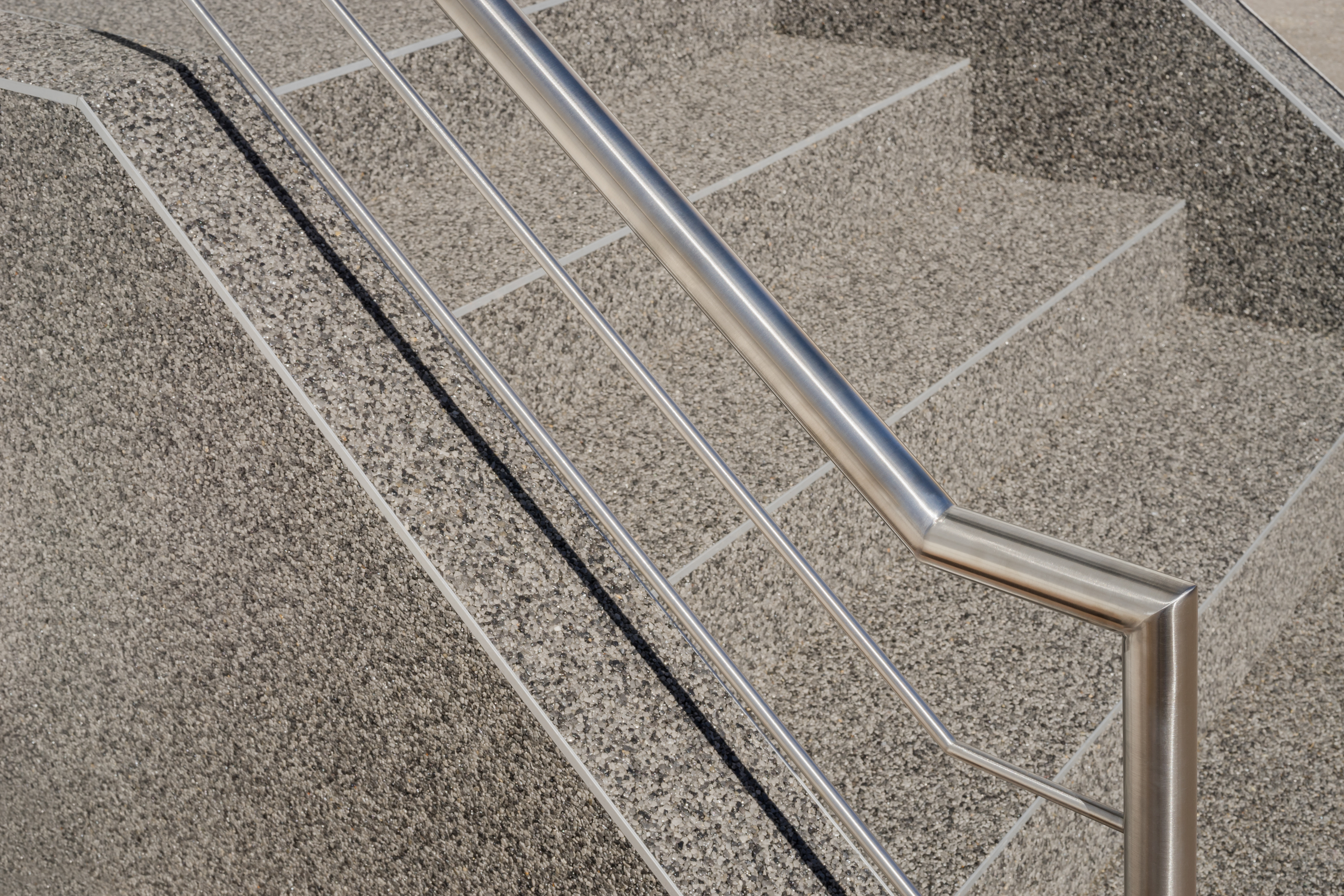 Steinteppich auf Treppe – robust und elegant